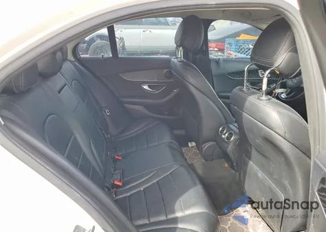 2016 Mercedes-Benz C 300 z USA, uszkodzony, nr VIN 55SWF4JB7GU171242